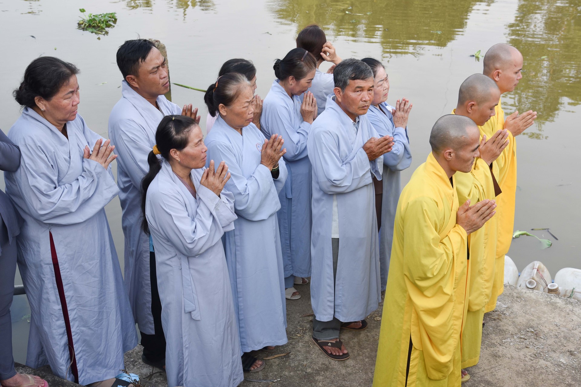 Chanting sutra, releasing creatures to pray for peace in Tan Thanh, Long An by the Charity Board